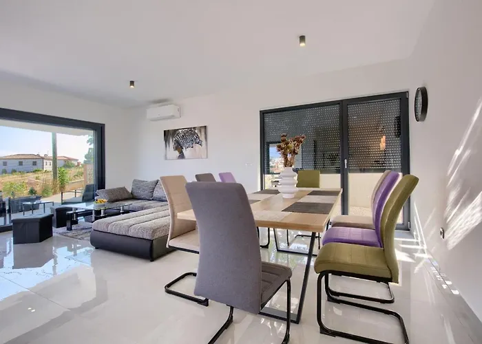 Vakantiehuis Delfin With Pool