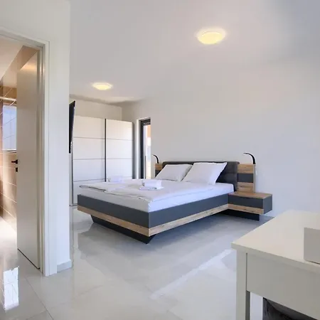 Delfin With Pool Vikendica Medulin