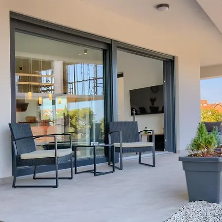 Delfin With Pool Vikendica *