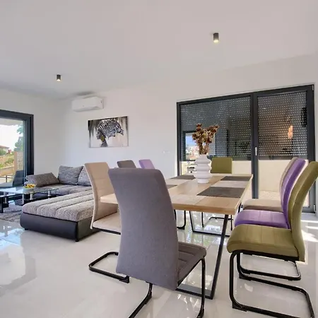 Vikendica Delfin With Pool