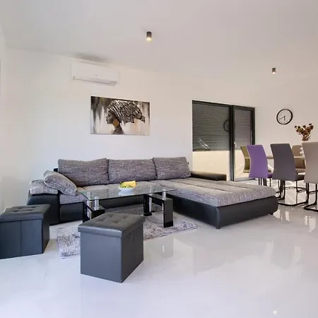 Delfin With Pool * Medulin