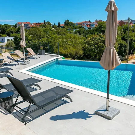 Delfin With Pool ميدولين