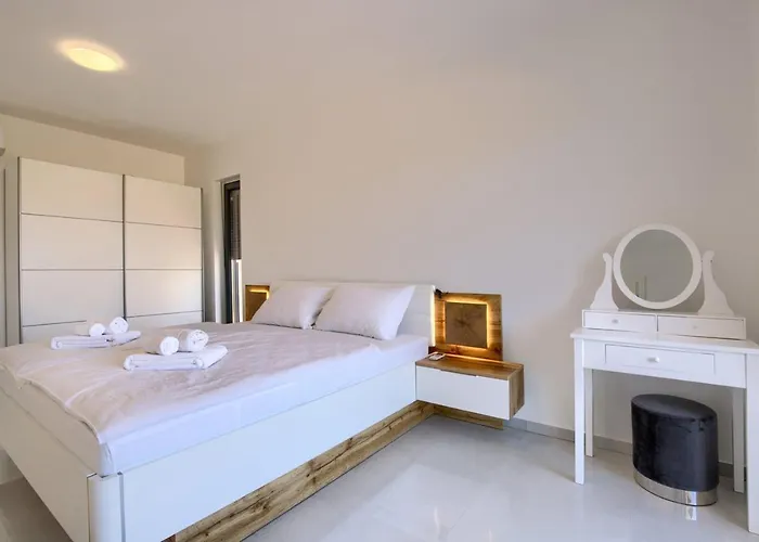 Vikendica Delfin With Pool