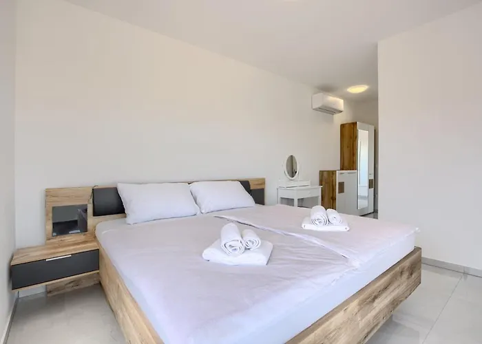 Delfin With Pool Vikendica