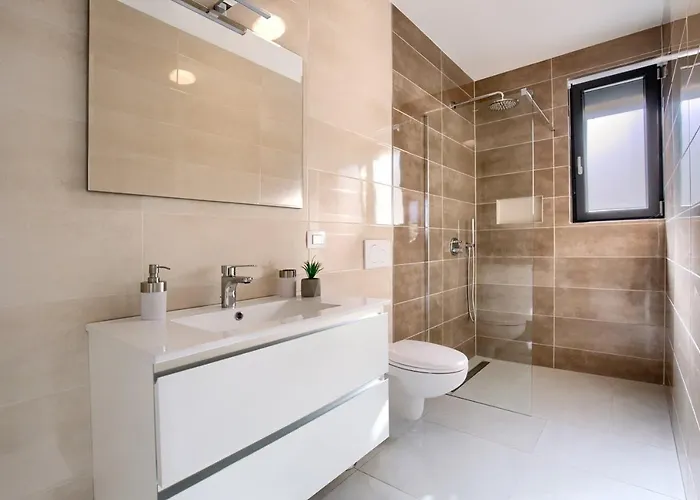 Vikendica Delfin With Pool