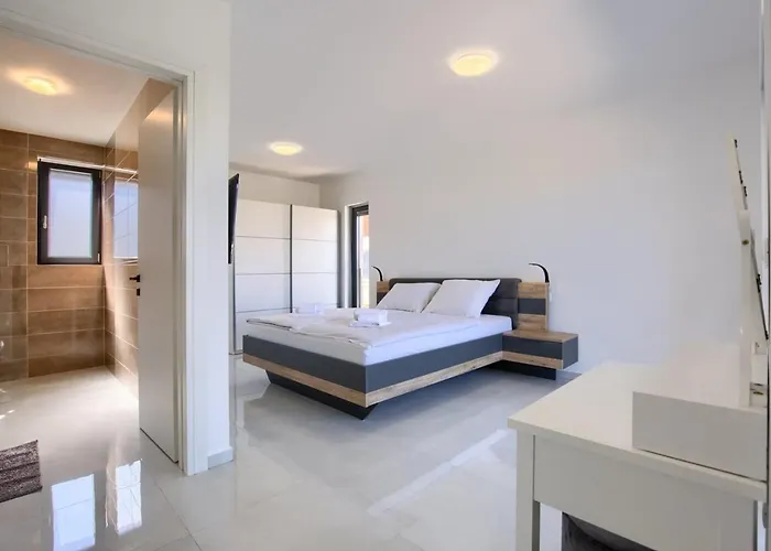 Delfin With Pool Ferienhaus Medulin