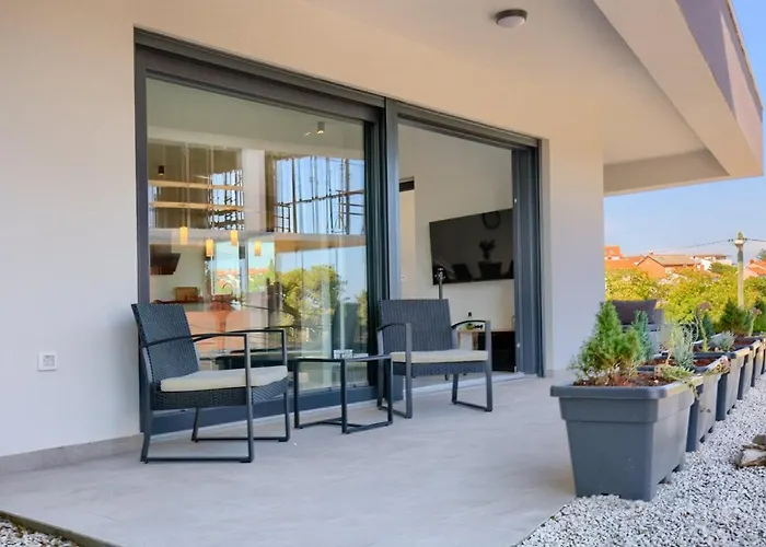 Delfin With Pool Vikendica *