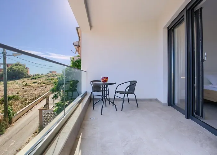 Vikendica Delfin With Pool