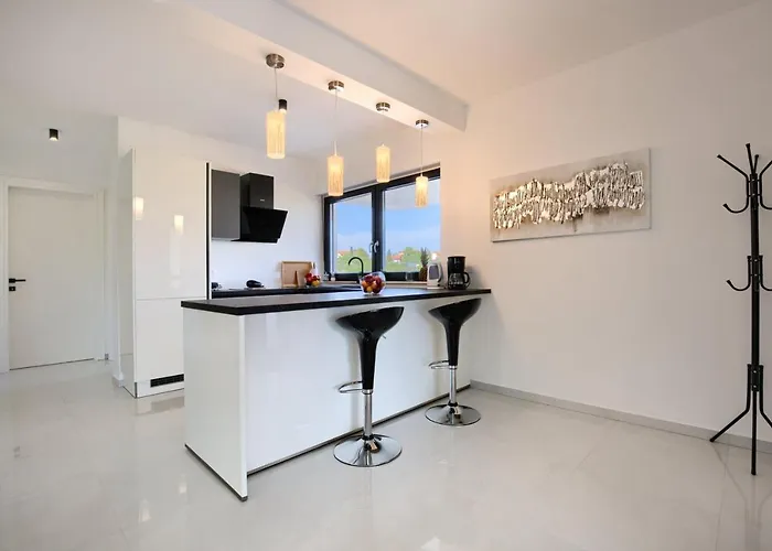 Delfin With Pool Vikendica *