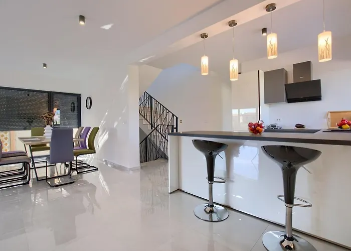 Delfin With Pool Vikendica